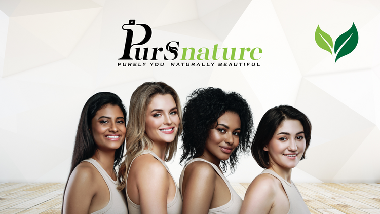 Four women of diverse origins standing side by side, smiling, on a light background, with the Pursnature logo and a green leaf, representing natural and inclusive beauty.